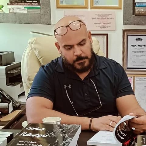 د. بديع القشاعلة، مؤسس المنصة، في مكتبه